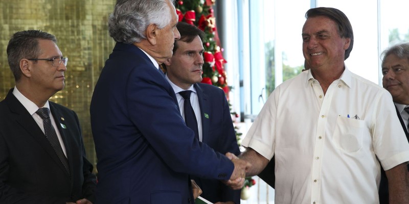 Presidente assina adesão de Goiás a plano de recuperação fiscal