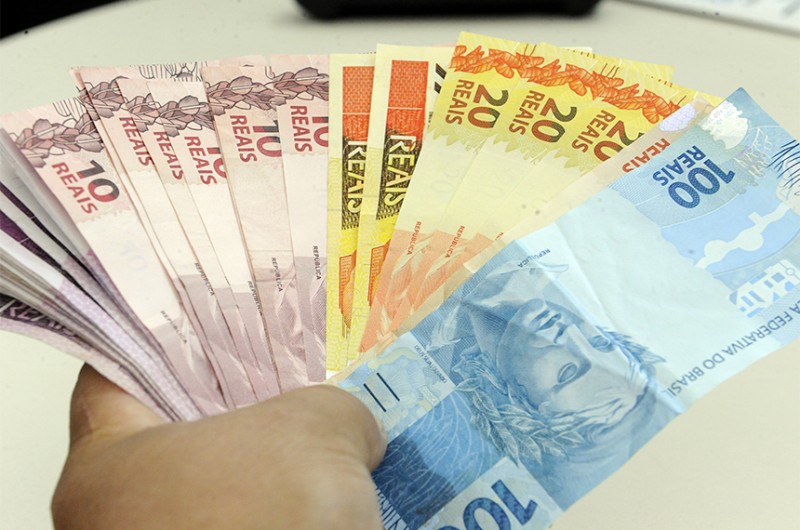 Passa a vigorar salário mínimo de R$ 1.212