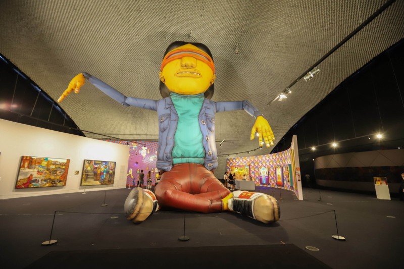 Promovida pelo MON, exposição “OSGEMEOS: Segredos” alcança 100 mil visitantes