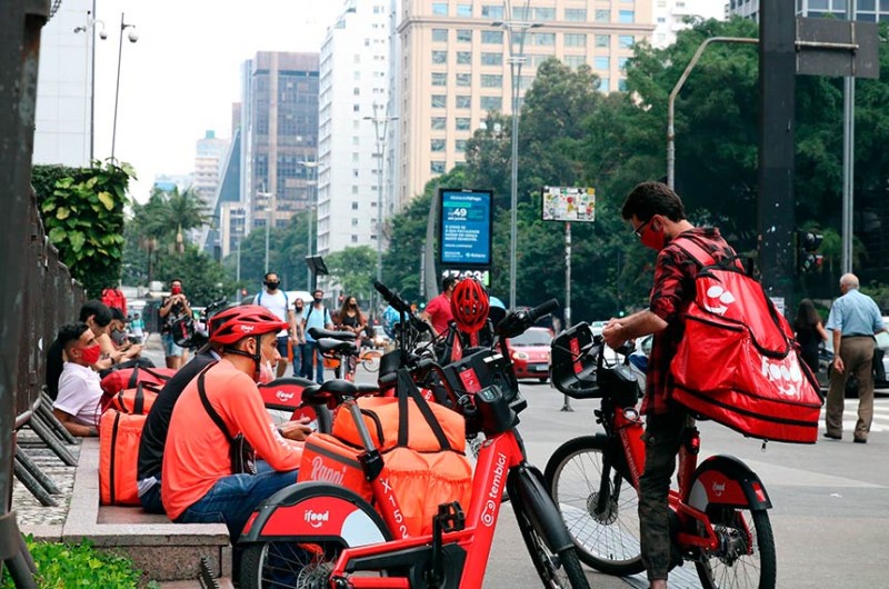 Com dois vetos, é sancionada lei que protege entregadores de aplicativos