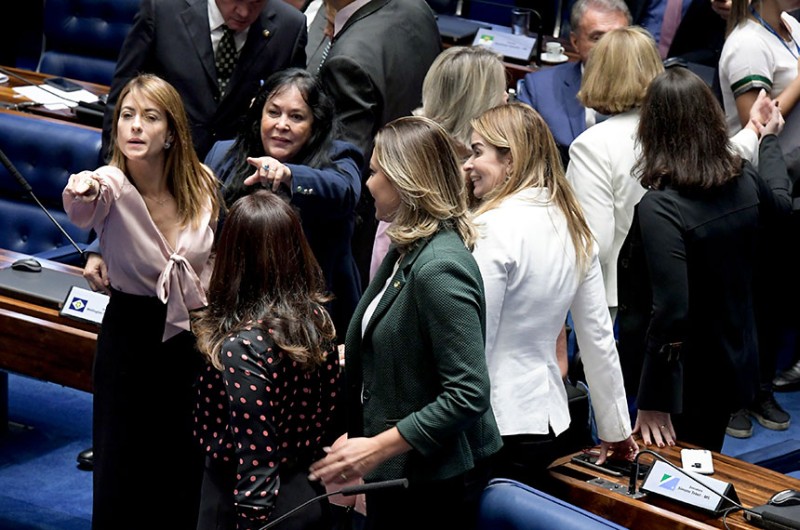 Bancada Feminina quer derrubar veto sobre absorventes e garantir mais proteção à mulher