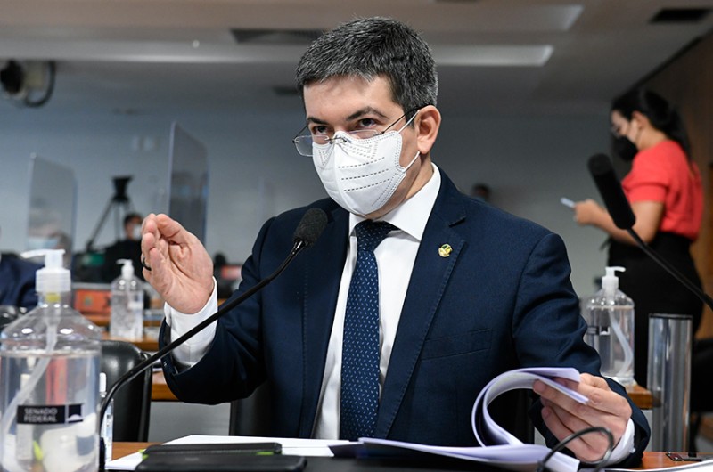Randolfe comemora suspensão parcial de decreto sobre cavernas