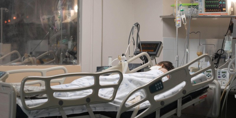 Fiocruz aponta piora na ocupação de leitos de UTI por covid-19 no SUS