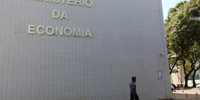 Brasil começará a reduzir IOF cambial ainda este ano
