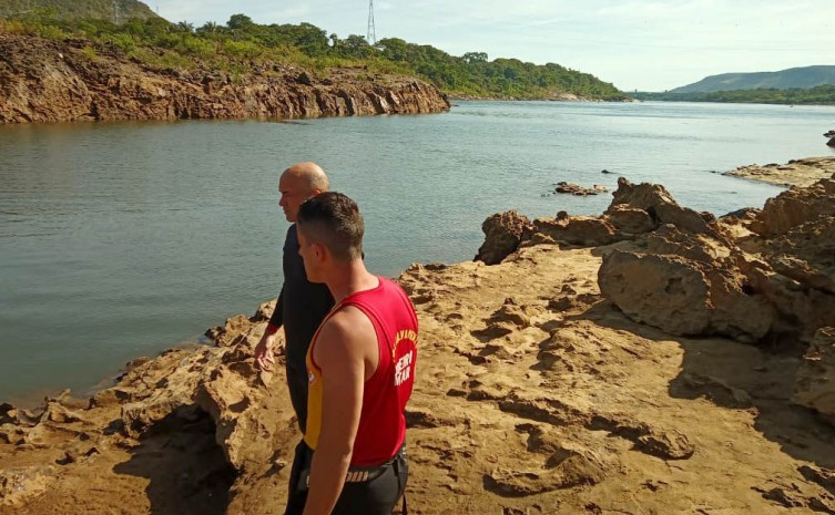 Bombeiros militares resgatam corpos de idoso e criança afogados próximos da barragem,em Lajeado