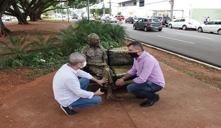 Escultor e presidente da FCMS vistoriam estátua de Manoel de Barros