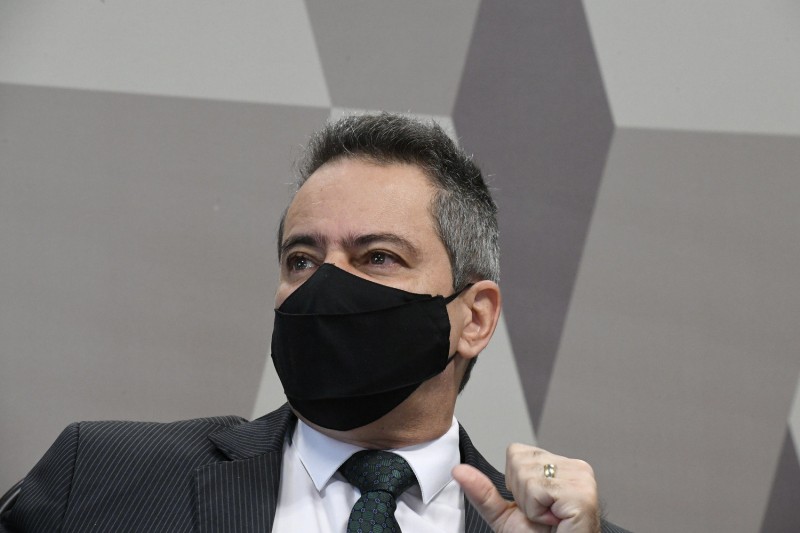 Elcio Franco diz que negociação por CoronaVac nunca foi interrompida