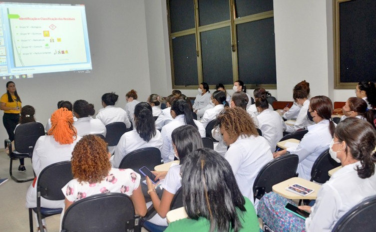 SES-TO capacita alunos de enfermagem e técnicos sobre manejo de resíduos