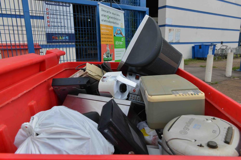 Drive Thru recolhe quatro contêineres de eletrônicos e eletrodomésticos