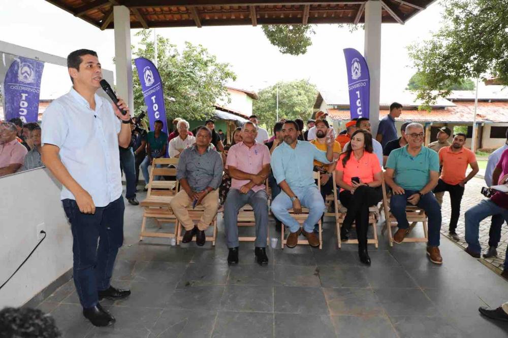 Valdemar Júnior, acompanha Wanderlei Barbosa, em ação itinerante do governo, na região do Jalapão