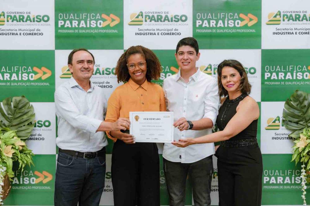 Prefeito Celso Morais certifica mais de 300 alunos do Programa Qualifica Paraíso