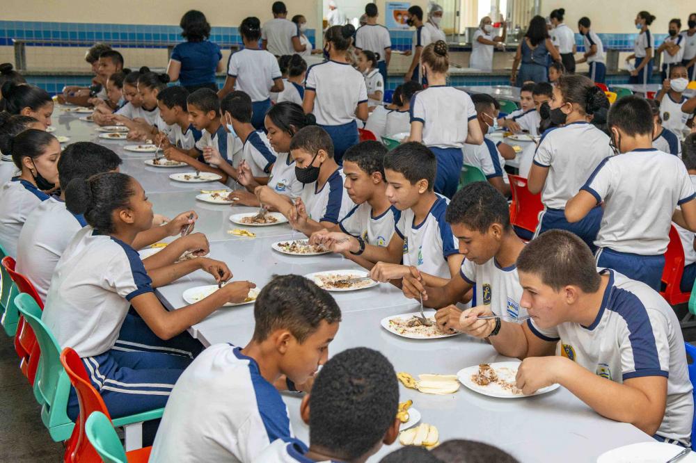 Saiba como é preparada merenda servida nas escolas de Palmas