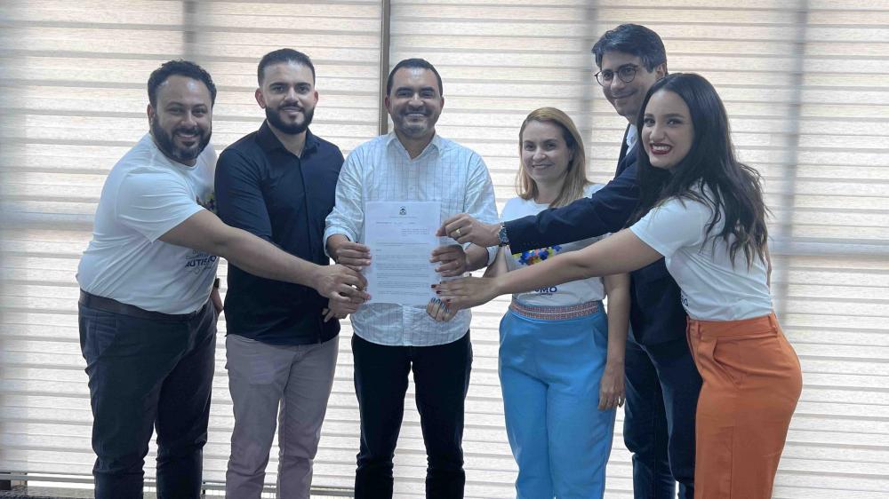 Após solicitação de Léo Barbosa, governo assina decreto autorizando expedição de Carteira de Identificação para autistas