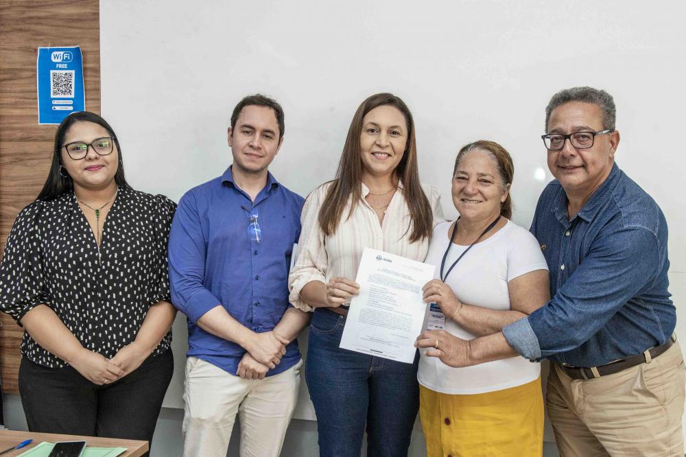 Prefeitura entrega regularização para trabalhadores ambulantes da Capital