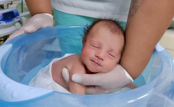 Bebês prematuros do Hospital e Maternidade Dona Regina recebem terapia com ofurô 