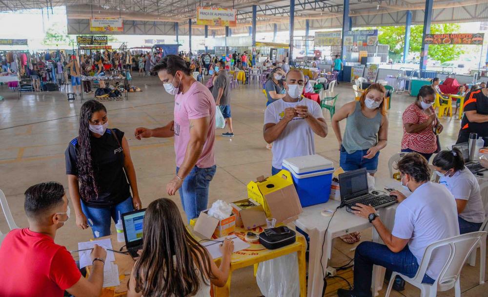 Saúde leva vacinação contra gripe e covid para Feira do Jardim Aureny I, no domingo