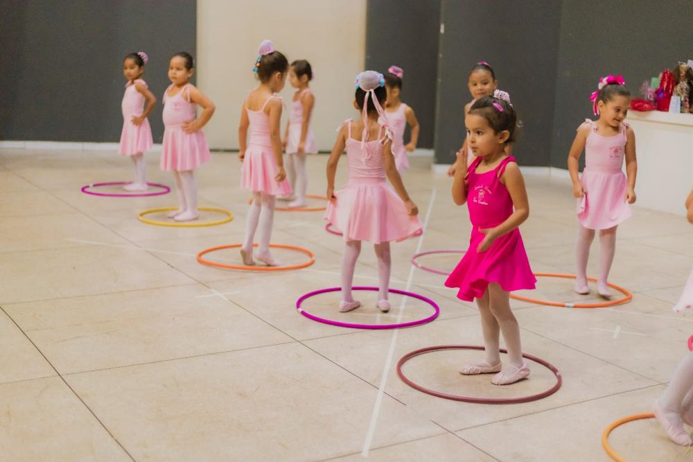 Alunas de Balé da Escola de Artes Cora Coralina se apresentam em homenagem especial para mães