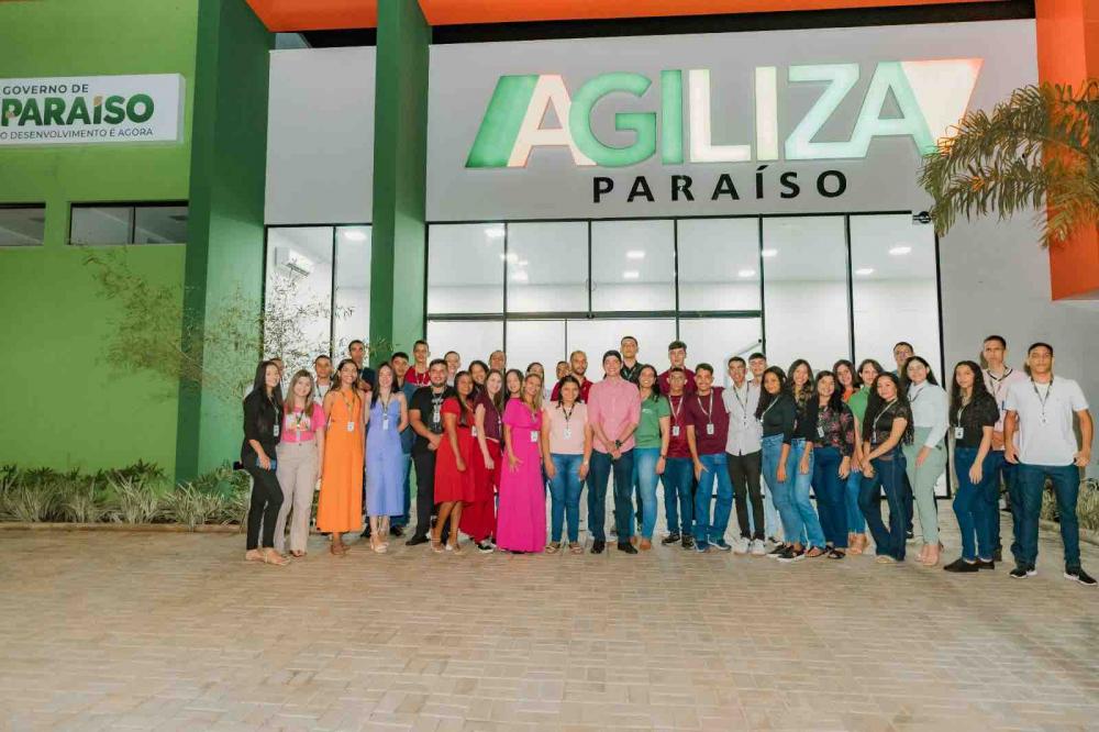Prefeito Celso Morais entrega uniformes para estagiários do Agiliza Paraíso