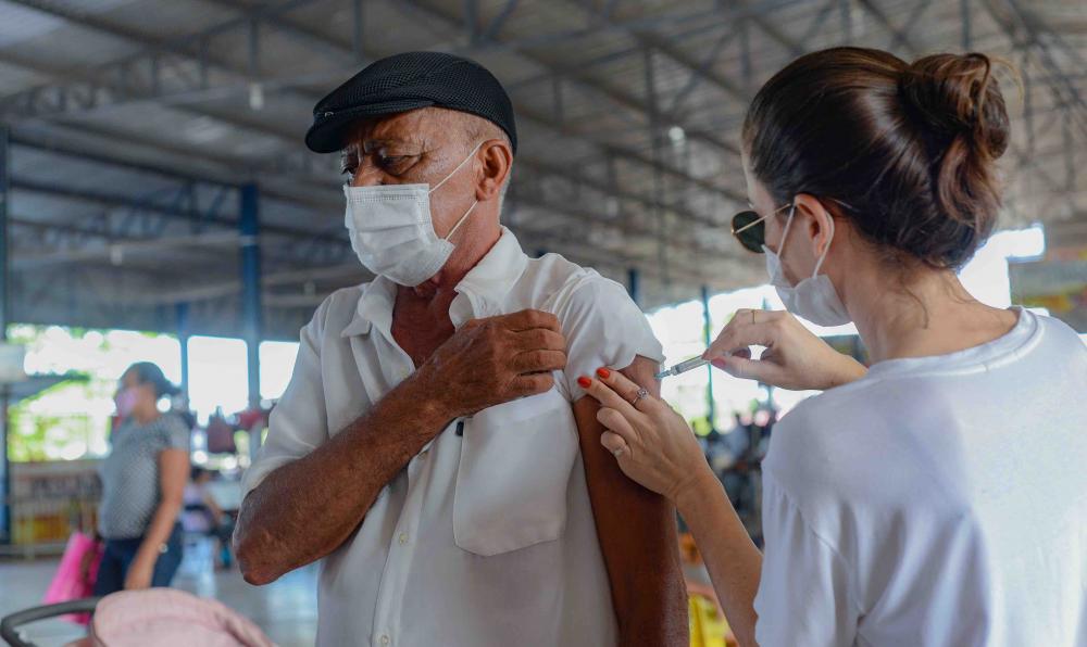 Vacinação contra covid-19 e influenza chega nas feiras da Arno 33 e Aureny I neste domingo, 18
