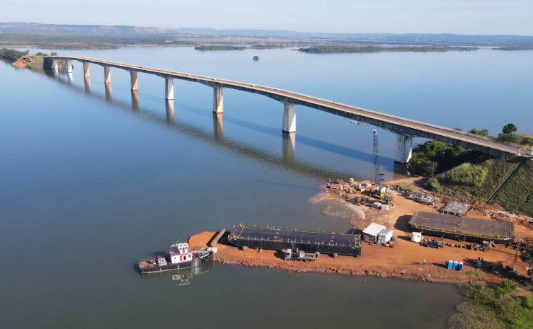 Governo do Tocantins inicia trabalho com balsas que serão usadas nas fundações submersas da nova Ponte de Porto Nacional