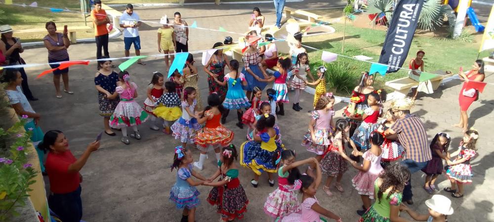 Arraiá é realizado com alunos da Escola de Artes Cora Coralina em Paraíso