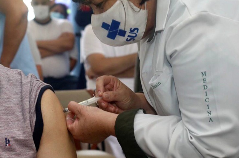 Vacinação, investimento em pesquisa e retorno às aulas são o caminho no pós-pandemia, dizem especialistas