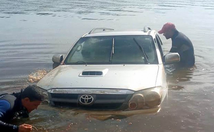 Em Pium, bombeiros militares recuperam camionete submersa no Rio Javaés