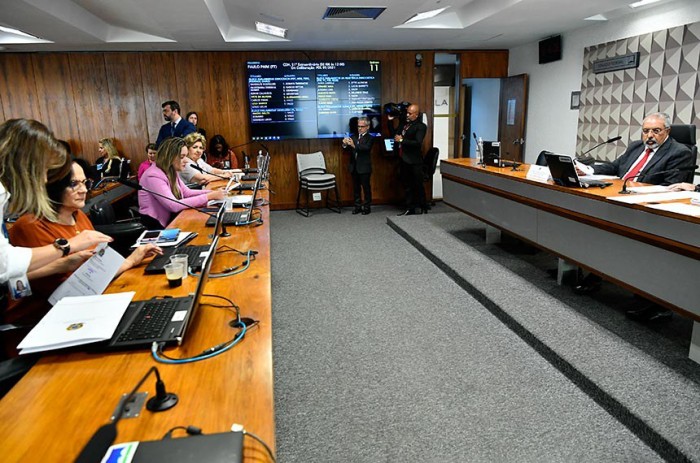 Incentivo a emprego de mulher com mais de 50 anos vai à CAS