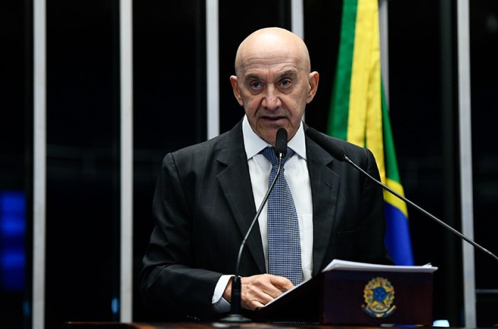 Confúcio Moura destaca sanção de leis na área de educação