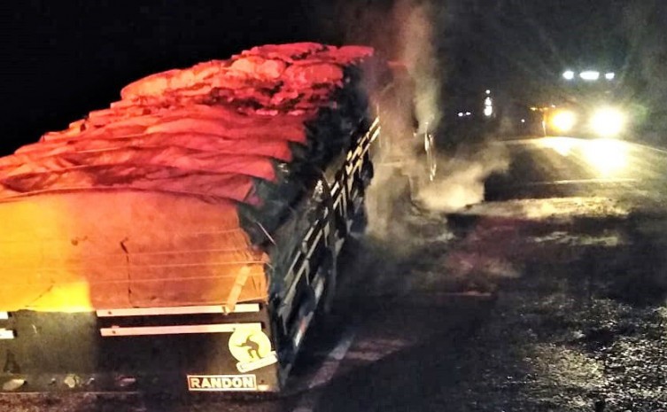 Ônibus tomba, passageiro fica preso e bombeiros militares são acionados para o resgate