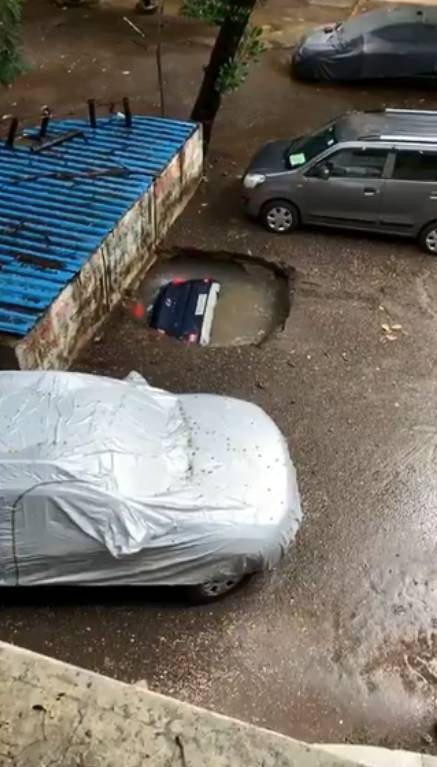 Carro é engolido por buraco em Mumbai, na Índia; assista