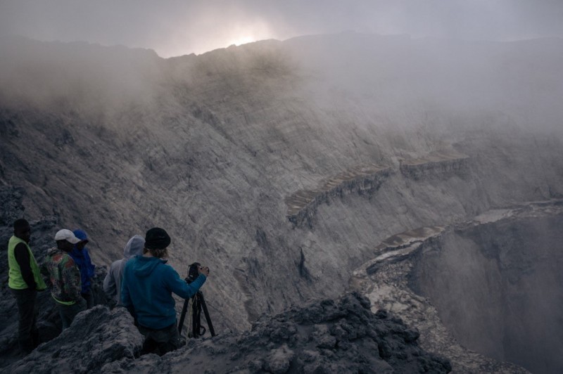 RDC: Após erupção do Nyiragongo, cientistas examinam cratera