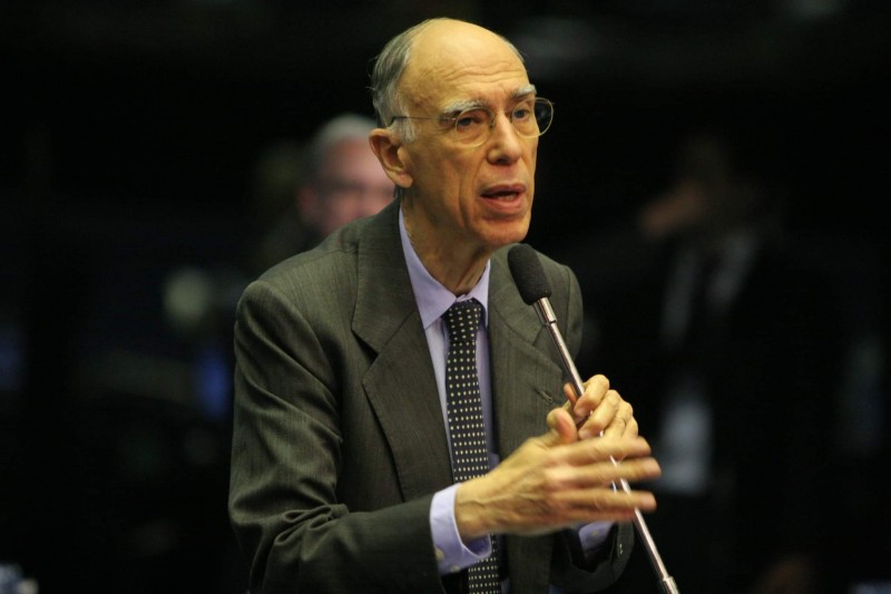 Senado faz um minuto de silêncio em homenagem a Marco Maciel