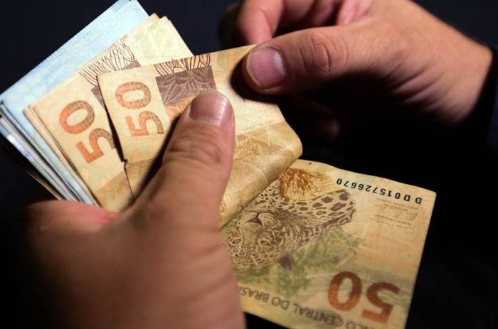 Lei retoma a política de valorização do salário mínimo e reajusta tabela do IRPF