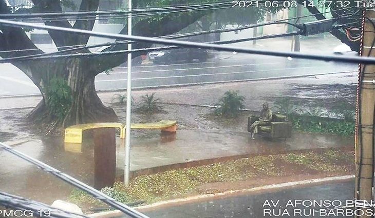Após atos de vandalismo, escultura do poeta Manoel de Barros já conta com câmera de segurança e aguarda revitalização