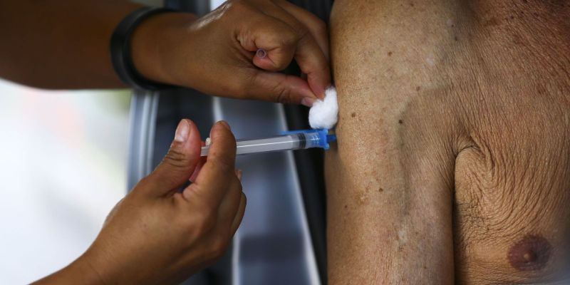 Número de mortes por covid-19 no Brasil chega a 446,3 mil