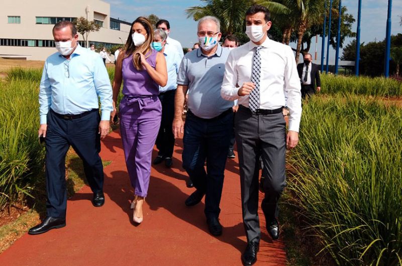 Wellington Fagundes visita indústria para verificar condições de produção de vacina