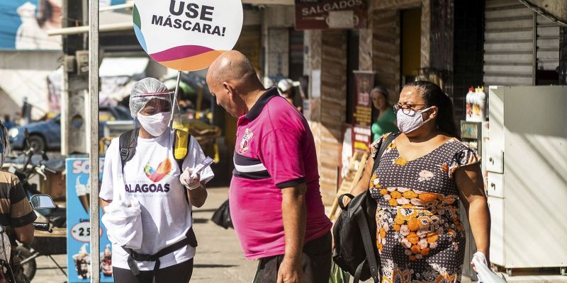 Covid-19: mortes caem mais, mas casos seguem subindo, mostra MS