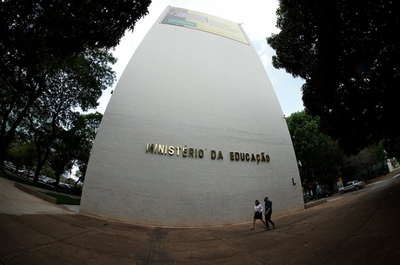 Senado analisa projeto que estende exame nacional para brasileiros no exterior