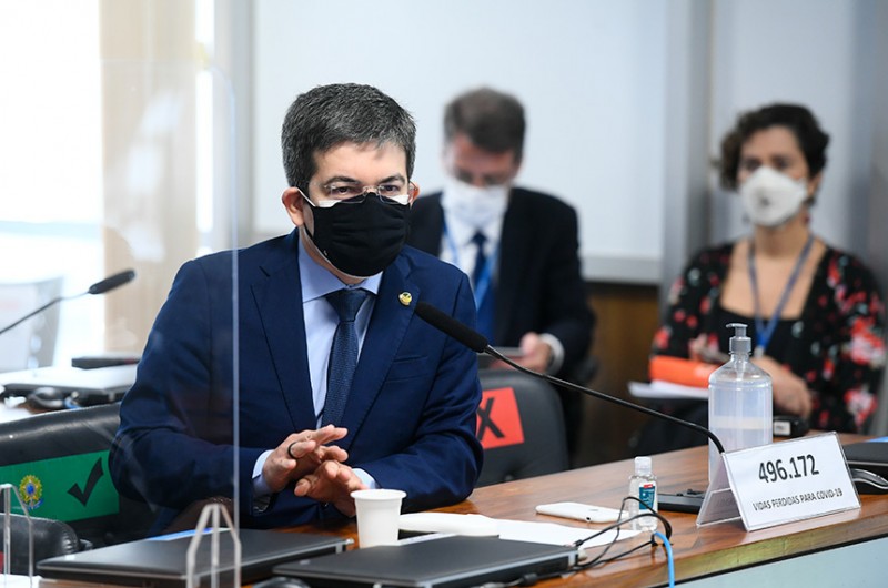 Randolfe interpela Facebook e Google por declarações de Bolsonaro contra vacina