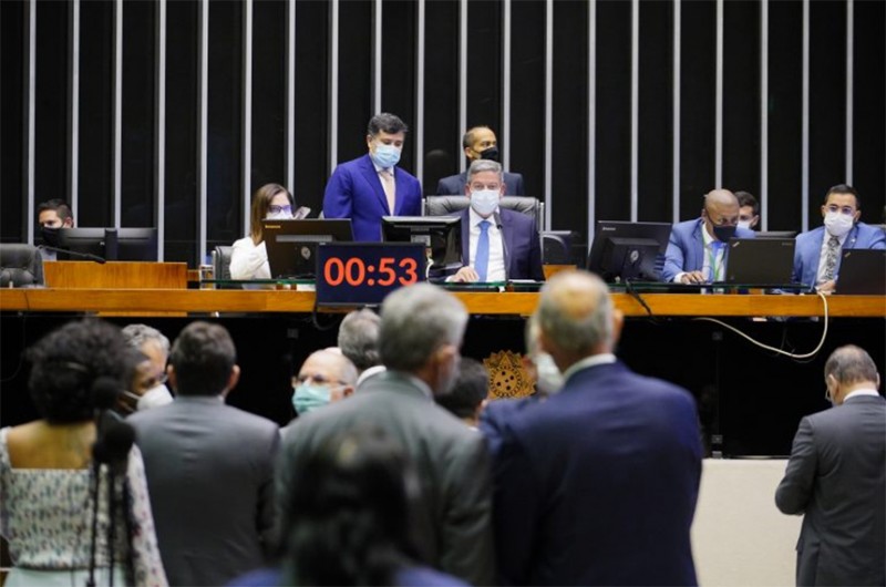 Com emendas dos senadores, desestatização da Eletrobras é aprovada na Câmara