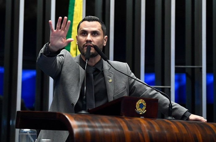 Cleitinho propõe fim do sigilo de cartão corporativo e critica gastos do governo