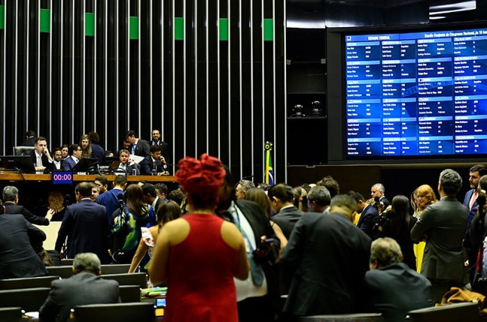 Escola rural pode dividir tempo entre aula teórica e prática, decide Congresso