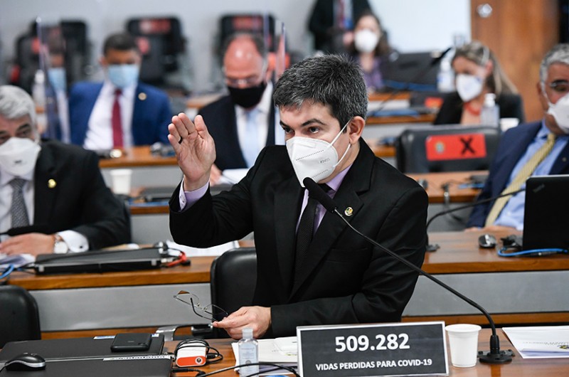 Em resposta a Flávio Bolsonaro, Randolfe afirma que buscar vacinas é dever dos senadores