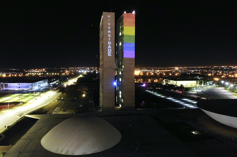 Congresso recebe iluminação para lembrar o Dia do Orgulho LGBTQIA+
