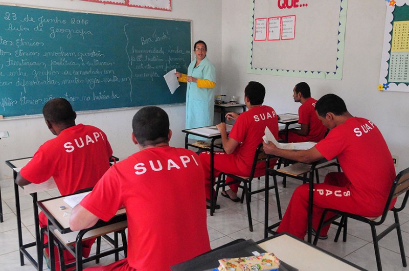 Lei que permite condenado reduzir pena pelo estudo completa dez anos
