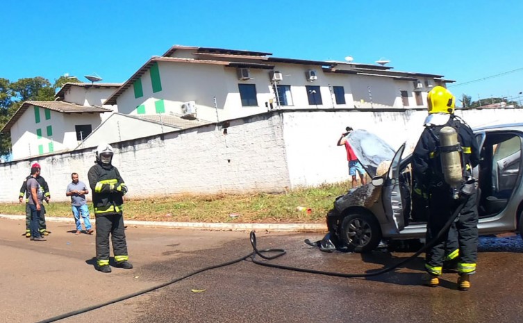 Com veículo em chamas no centro de Palmas, trem de socorro do CBMTO é acionado para combate