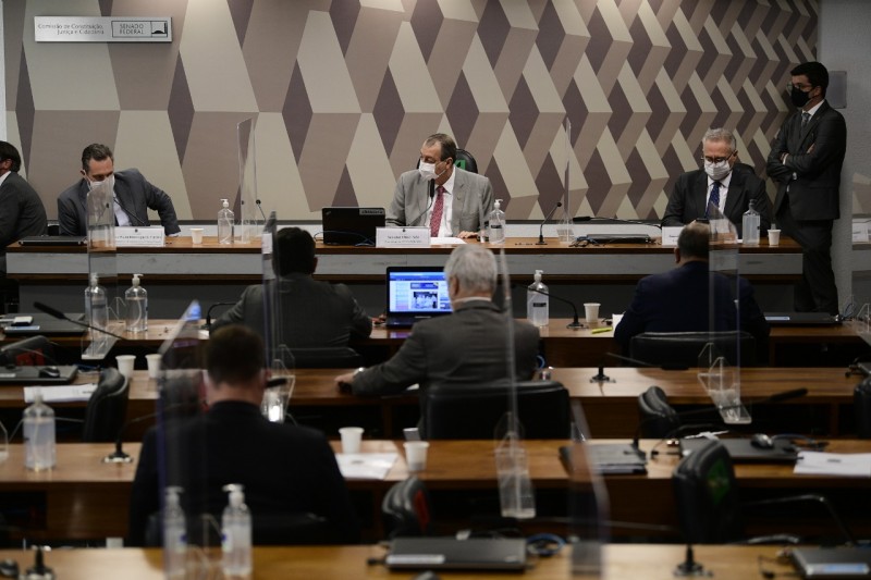 Renan diz que governo usou inquérito da PF para proteger sócio da Precisa e gera discussão na CPI