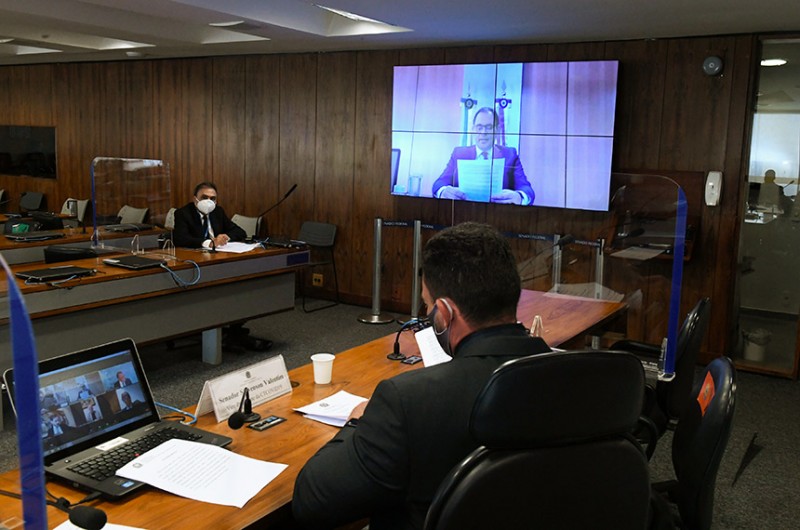 Desinformação e fake news são entrave no combate à pandemia, aponta debate