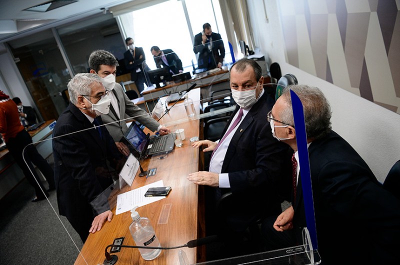 Senadores repudiam termo chulo usado por Bolsonaro em ataque à CPI